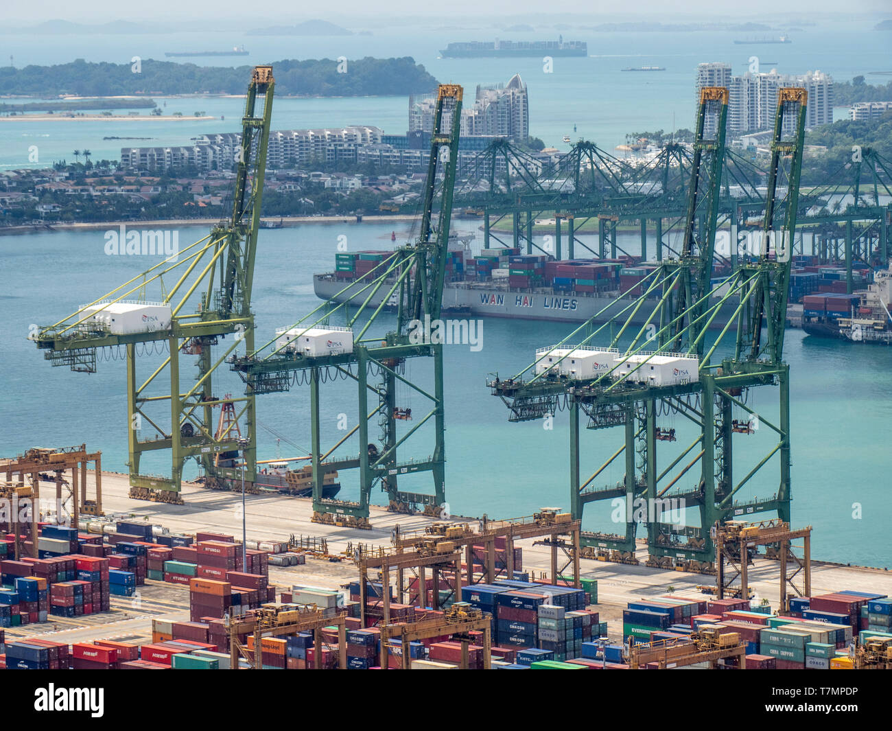 Kräne und Container im Hafen von Singapur Keppel Harbour Singapur. Stockfoto