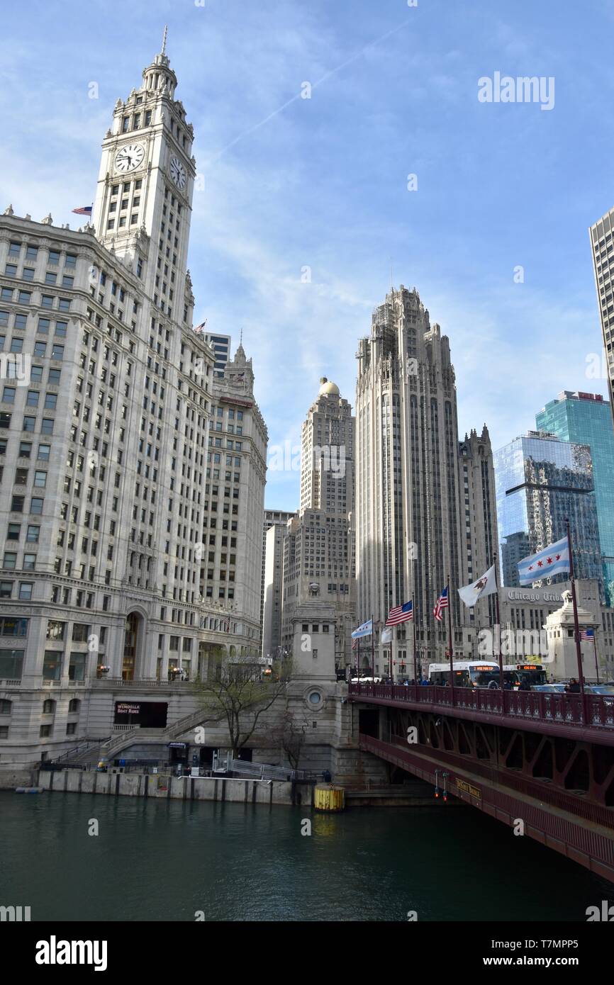 Chicago's Iconic Wrigley Gebäude entlang des Chicago River in der Nähe von North Seite gegenüber der Chicago Tribune Gebäude auf der Magnificent Mile, IL Stockfoto