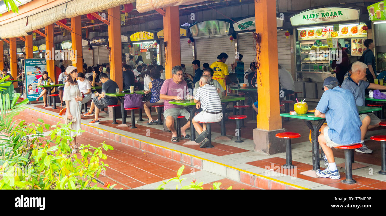 Menschen, einheimische Sitzen essen Mittagessen in Maxwell Food Center einen fliegenden Händler Food Hall in Tanjong Pagar Singapur. Stockfoto