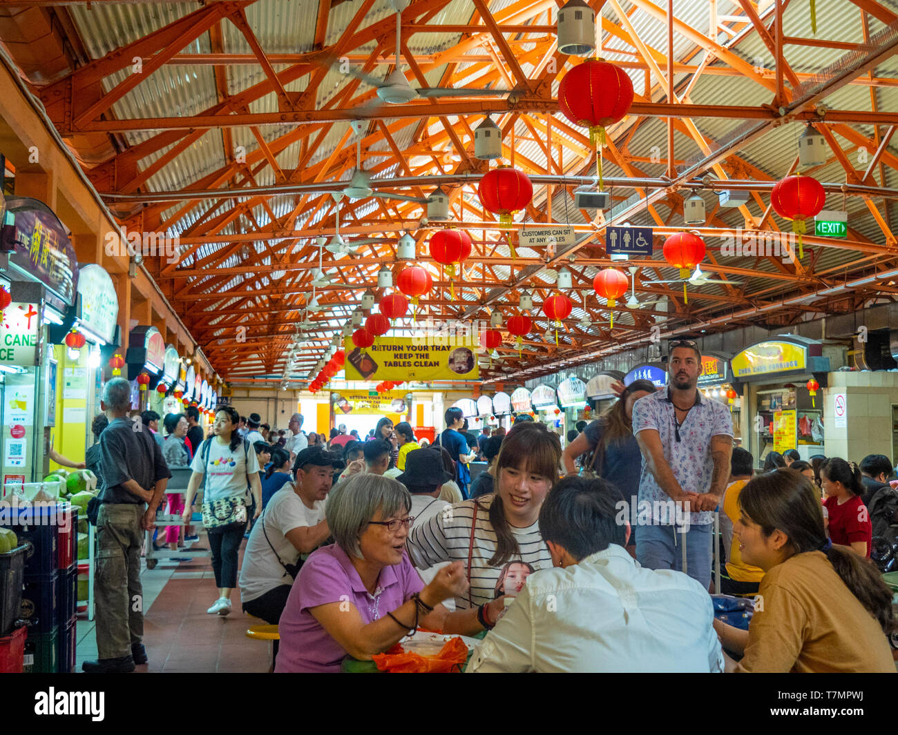 Menschen, einheimische Sitzen essen Mittagessen in Maxwell Food Center einen fliegenden Händler Food Hall in Tanjong Pagar Singapur. Stockfoto