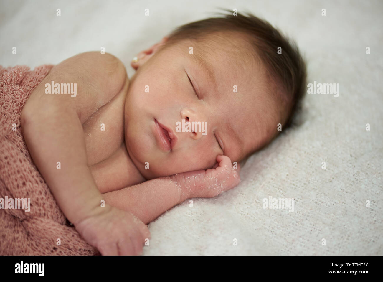 Neugeborene mit trockener Haut auf der Hand und Körper close-up Stockfoto