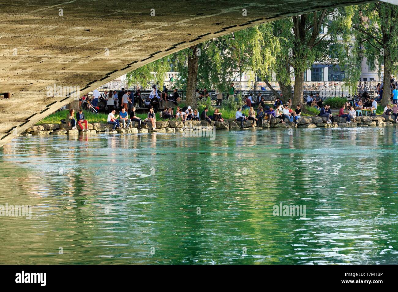 Schweiz, Genf, Coulouvreniere Brücke über die Rhone, Promenade des Lavandières im Hintergrund Stockfoto