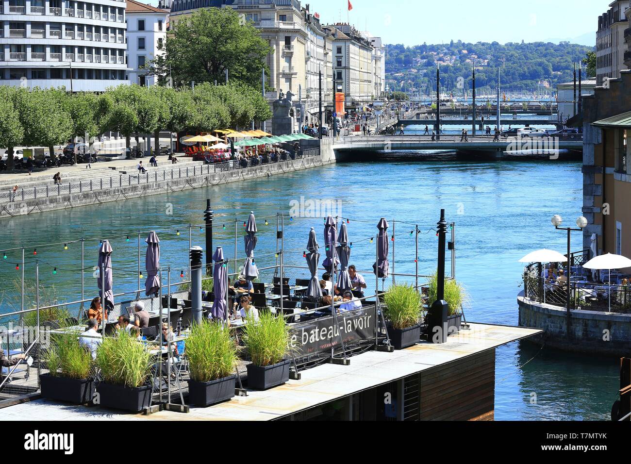Schweiz, Genf, Place de l'Ile, die Rhone und der Oppenheim Quay im Hintergrund Stockfoto