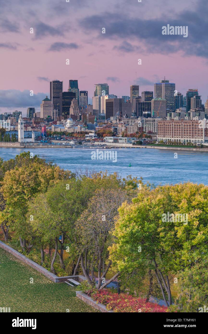 Kanada, Quebec, Montreal, erhöhten die Skyline der Stadt vom St. Lawrence River, Dawn Stockfoto