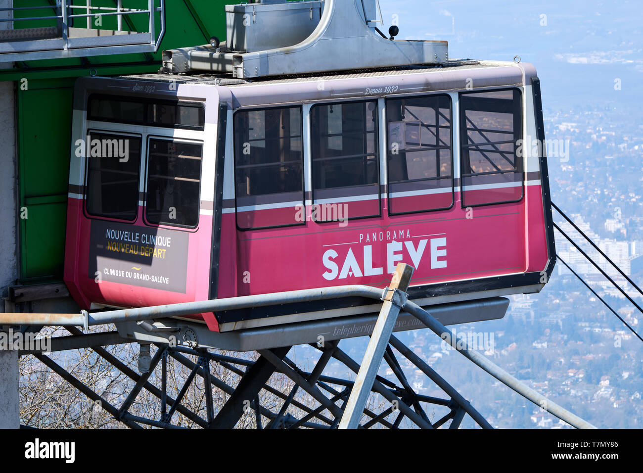 Monnetier-Mornex, Frankreich - 28. März 2019: Close-up auf der Seilbahn Kabine in Salève Mountain in der Nähe von Genf an der französisch-schweizerischen Grenze. Stockfoto