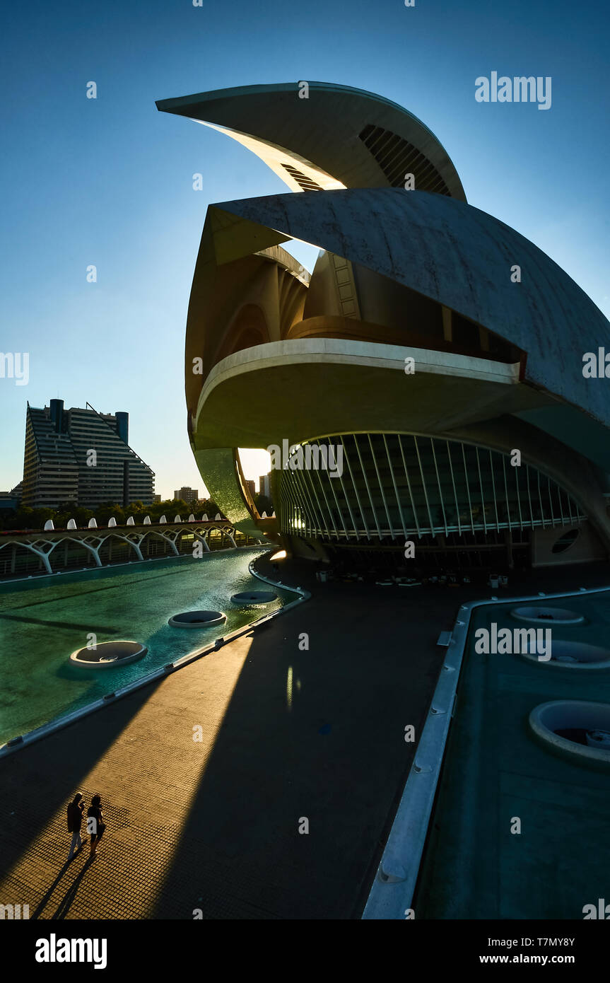 VALENCIA, Spanien - 22. Juli 2014: Paar zur Königin Sofía Palast der Künste mit Licht der untergehenden Sonne Stockfoto