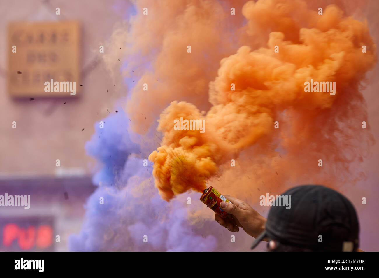 Grenoble, Frankreich - 15. Juli 2018: Einerseits eine Rauch Granate in das französische Fußball wm Siegesfeier Stockfoto