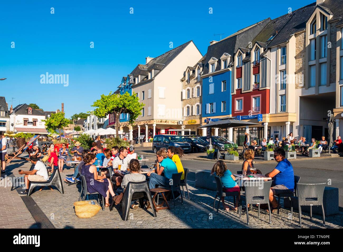 Frankreich, Cotes d'Armor, Paimpol, Terrassen entlang des Hafens Stockfoto