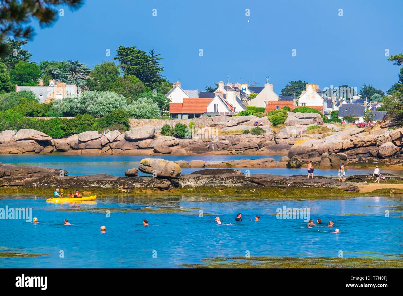 Frankreich, Cotes d'Armor, Tregastel, Tourony Strand, Ploumanac'h im Hintergrund Stockfoto