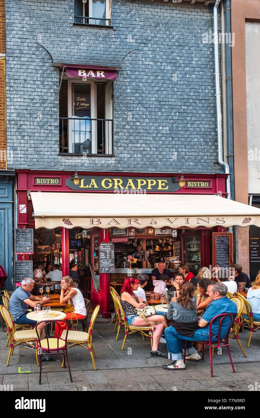 Frankreich, Ille-et-Vilaine, Rennes, Lices Platz mit Cafés gesäumt Stockfoto