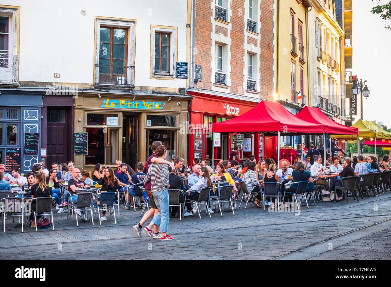 Frankreich, Ille-et-Vilaine, Rennes, Ecke Platz Saint-Michel und Lices Platz mit Cafés gesäumt Stockfoto