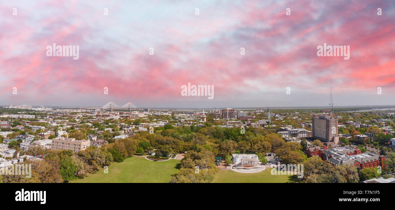 Panoramablick auf das Luftbild von Forsyth Park in der Savanne. Stockfoto