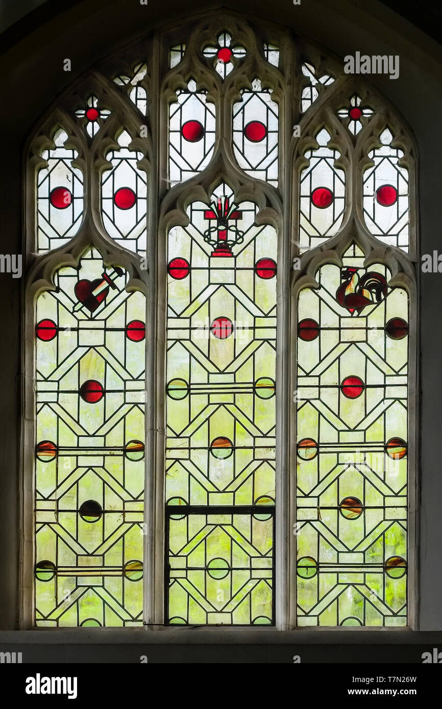 Fenster St. Maria und St. Peter in Kelsale, Suffolk, mit Glas, entworfen von Edward Schröder vor Stockfoto