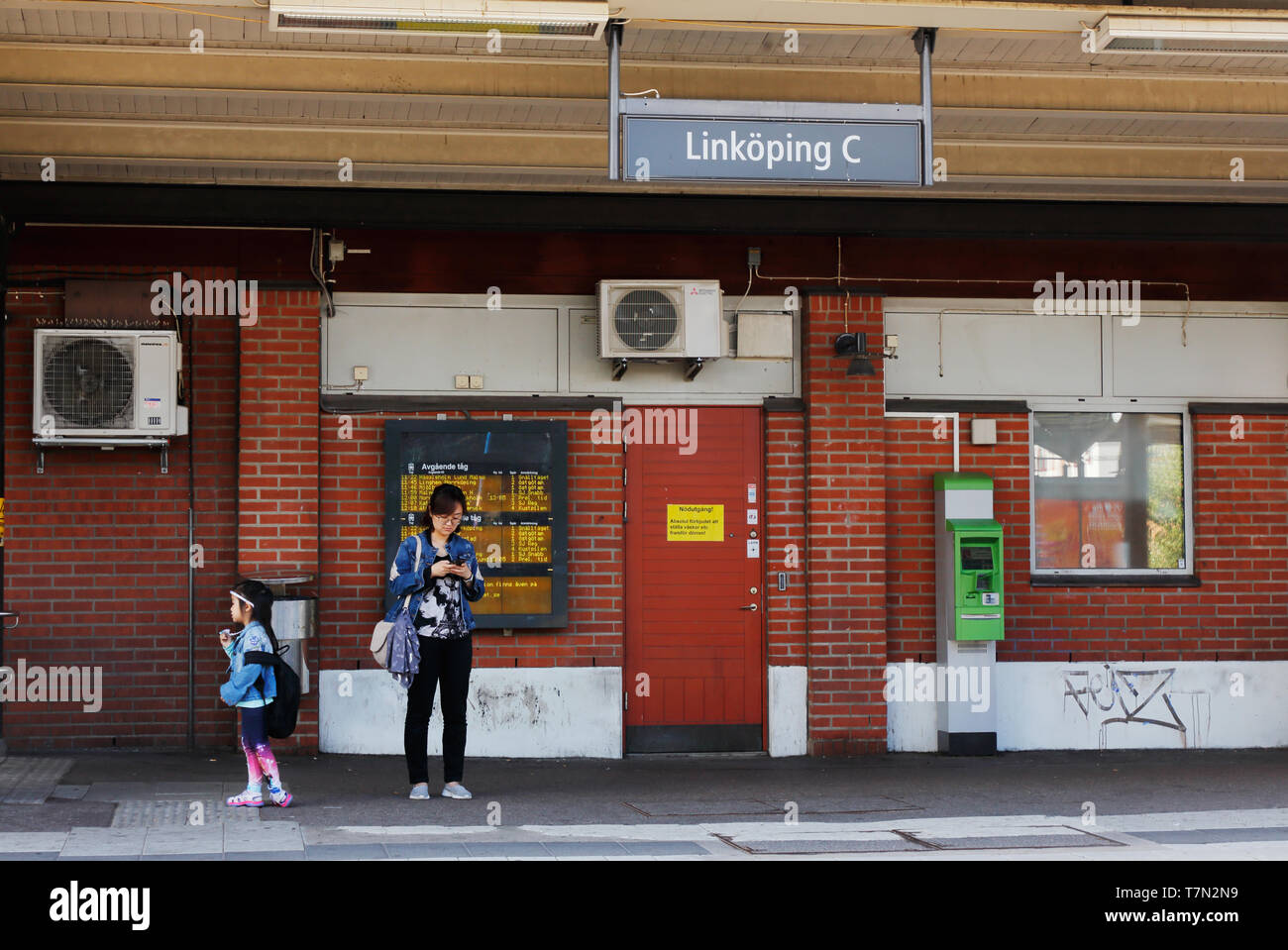 Linköping, Schweden - 21 August 2017: ein Erwachsener und ein Kind warten auf einen Zug am Hauptbahnhof von Stockholm. Stockfoto