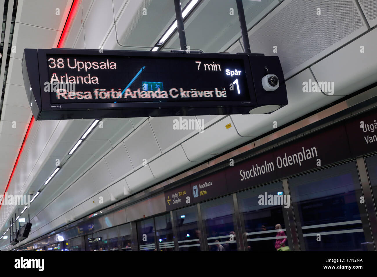 Stockholm, Schweden - 8. September 2017: Ziel am S-Bahnhof Stockholm Odenplan mit Zug nach Uppsala über Flughafen Arlanda. Stockfoto
