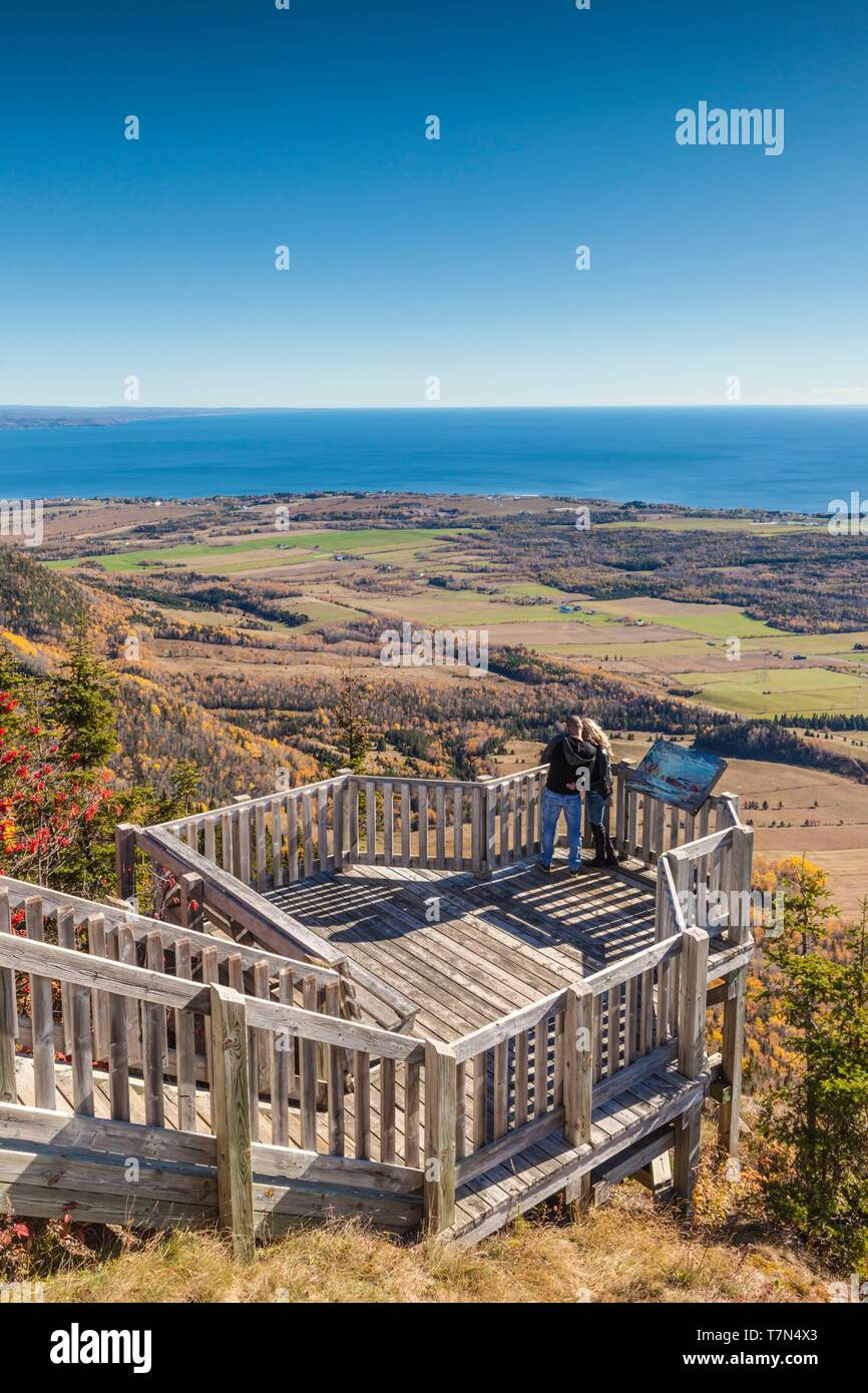 Kanada, Quebec, Gaspe Halbinsel, Carleton-sur-Mer, erhöhte Blick vom Mont St. Joseph, Aussichtspunkt, Herbst Stockfoto