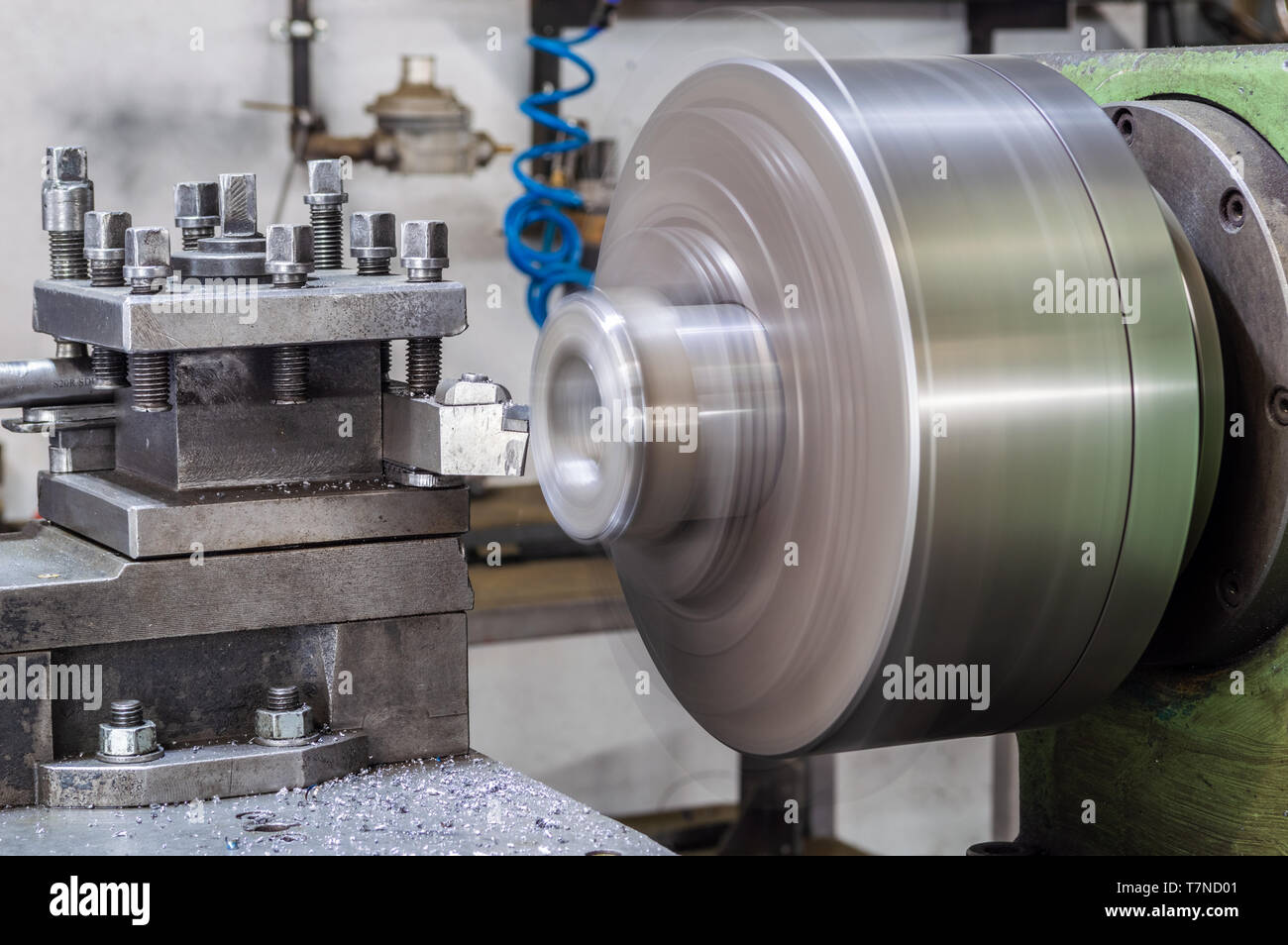 Nahaufnahme von einer Drehmaschine Schleifmaschine in einer Fabrik Stockfoto