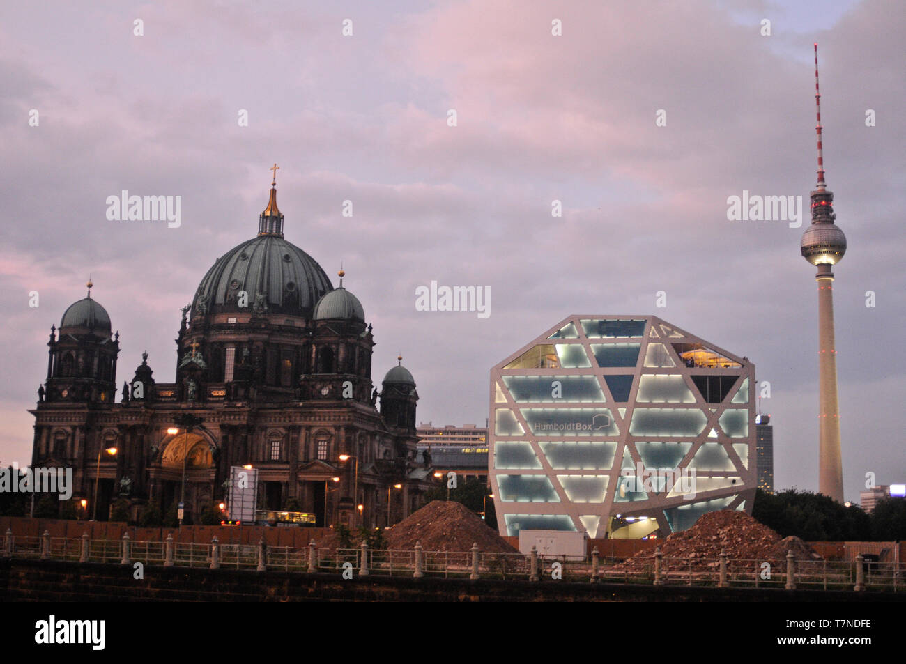 Berliner Skyline in der Dämmerung, mit Bildern des Berliner Doms, der Humboldt Box und des Fernsehturms; Deutschland Stockfoto