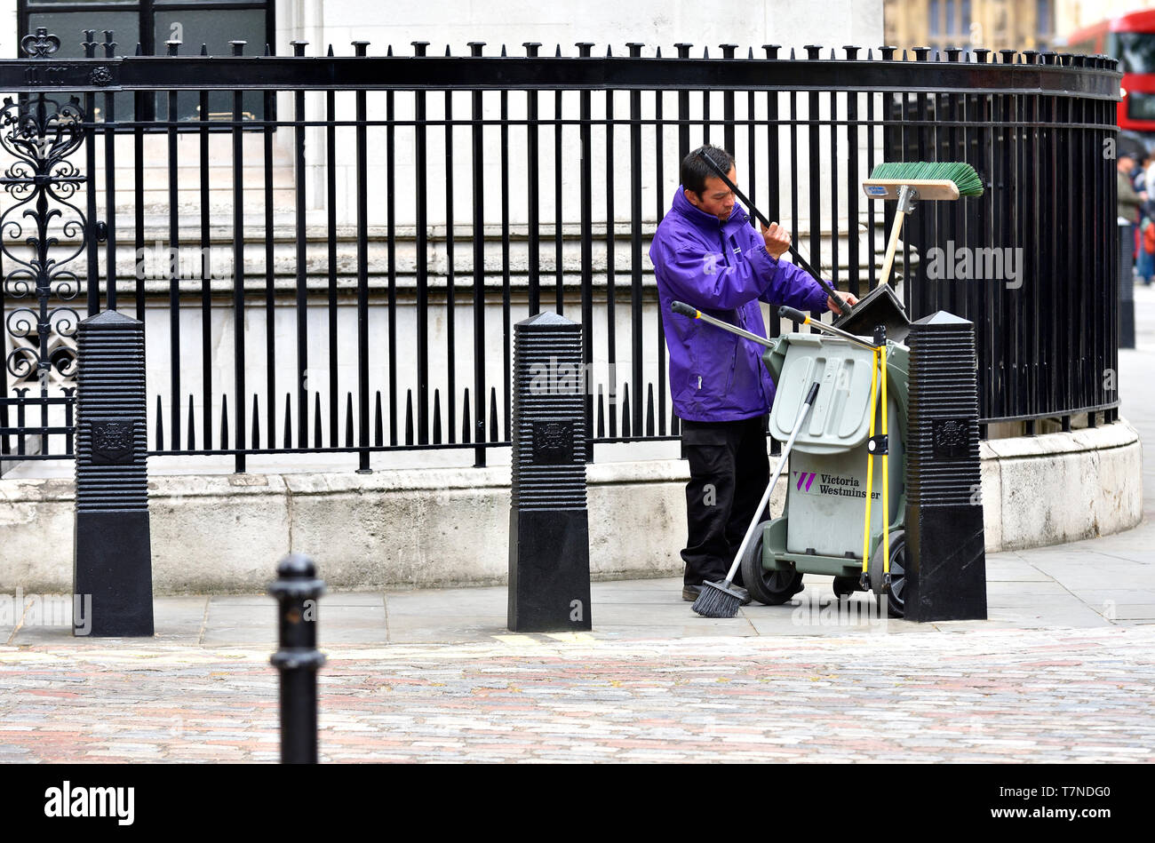 London, England, UK. Streetsweeper in Westminster, neben der QE2 Center Stockfoto