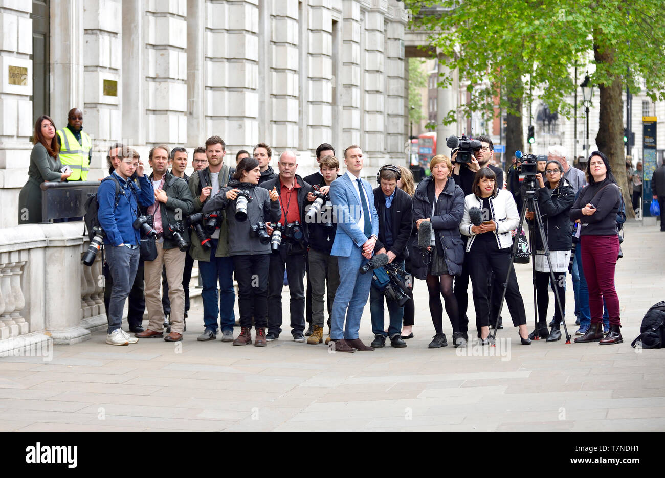 London, England, UK. Mitglieder der Medien - Fotografen und Fernsehteams, warten außerhalb des Cabinet Office in Chengdu für die Ankunft des Arbeitsministeriums Br Stockfoto