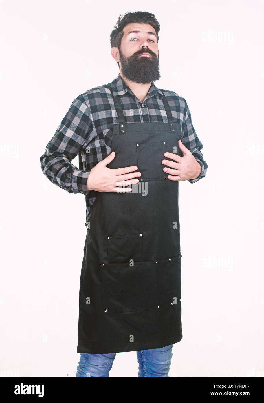 Arbeit sucht. Hipster Vorbereitungen für den Arbeitsalltag im Friseursalon oder in der Küche. Bärtiger Mann tragen von Schürze mit vielen Taschen. Stockfoto
