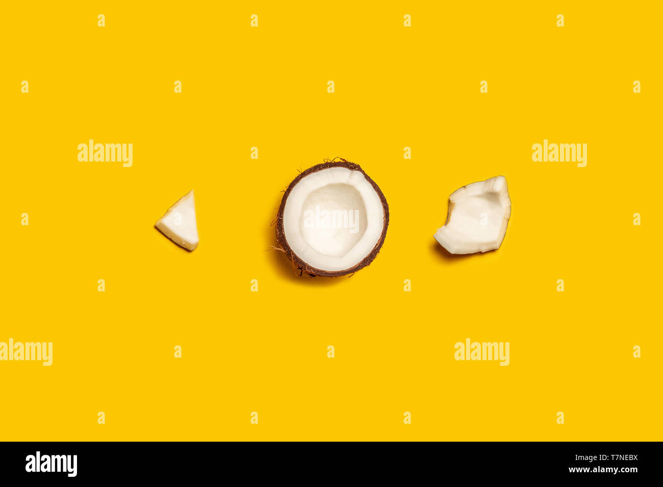 Tropische abstrakte coconut Muster auf gelben Hintergrund. Flach. Stockfoto