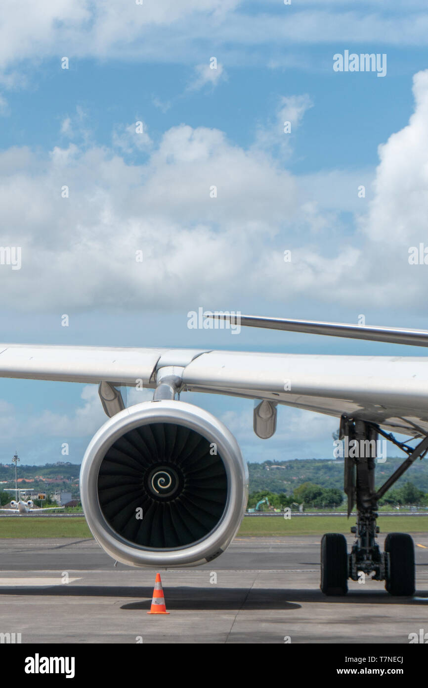 Motor- und Hauptfahrwerk wenn Flugzeuge auf Schürze im Flughafen. Das Wetter ist gut, blauer Himmel und es gibt einige Cumulus cloud Stockfoto