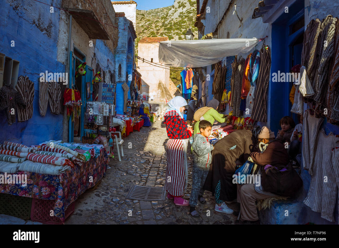 Chefchaouen, Marokko: Street Scene mit Menschen im blau getünchten Gassen der Medina, der Altstadt. Stockfoto