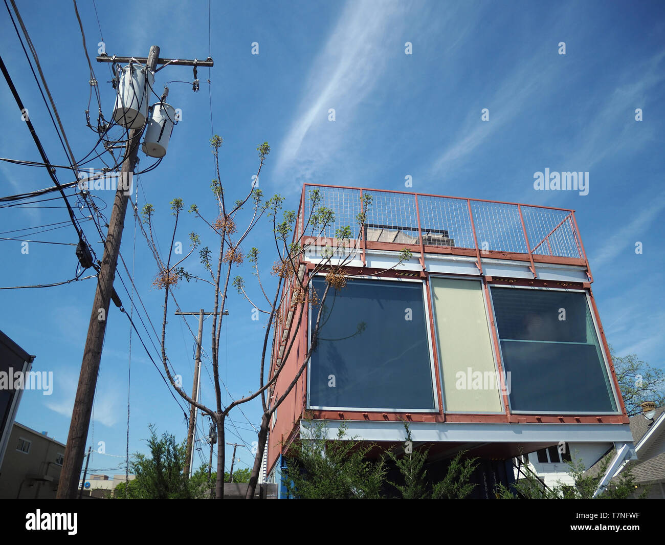 Neben alten Mitte des Jahrhunderts Holz eine recycelte Container steigt in der Innenstadt von Fort Worth, Texas. Alle metl einen Tornado zu widerstehen, Deck oben gibt den Blick auf die Skyline. Stockfoto