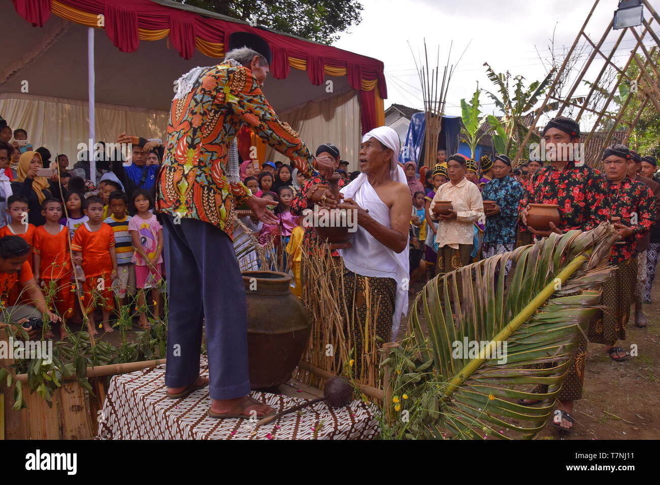 "Bojong Banyu', indonesischen Dorf Traditionen Willkommen des Fastenmonats, Spülen Sie mit Wasser aus einem Dorf Feder, die niemals trocknet Stockfoto