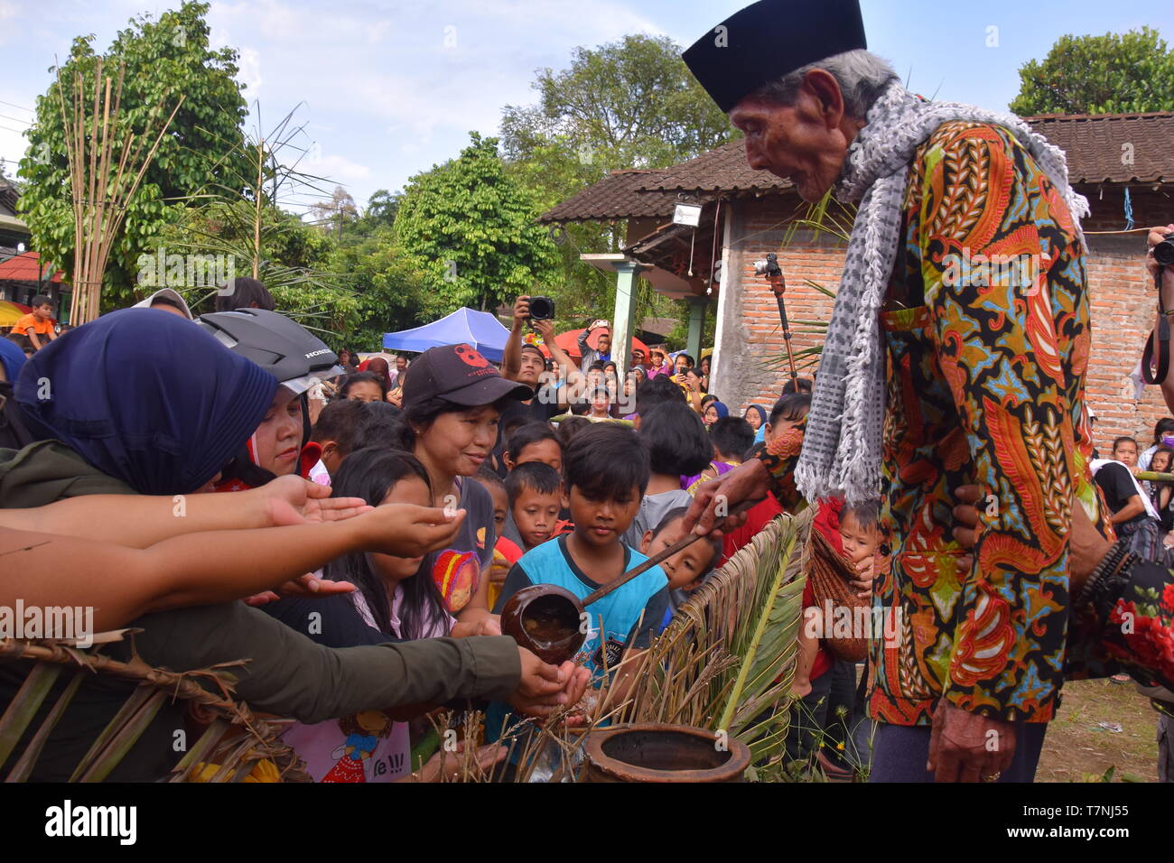 "Bojong Banyu', indonesischen Dorf Traditionen Willkommen des Fastenmonats, Spülen Sie mit Wasser aus einem Dorf Feder, die niemals trocknet Stockfoto