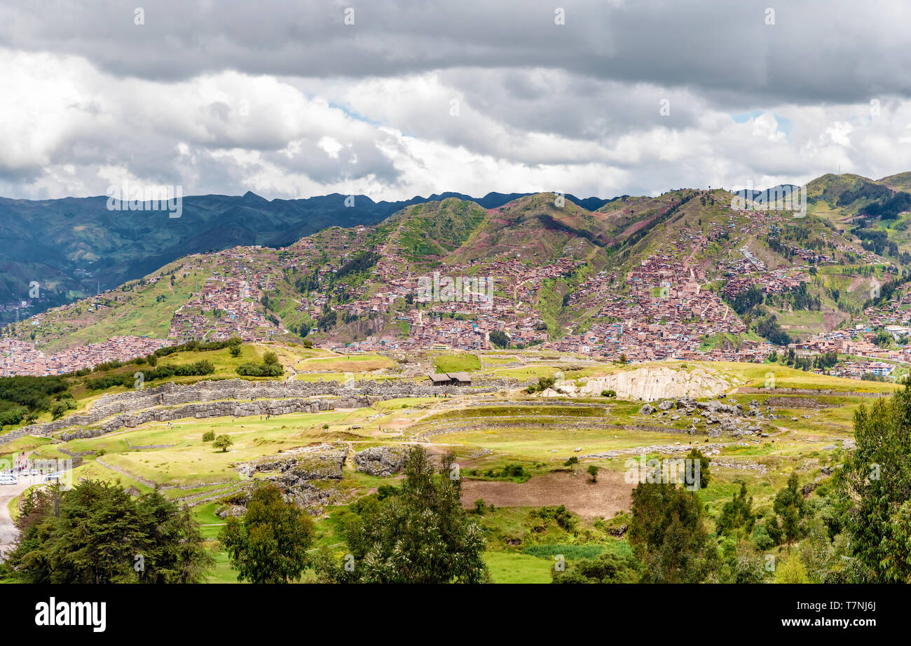 Panoramablick auf den Inka Ruinen von Sacsayhuaman und Häuser in Cusco im Hintergrund. Stockfoto