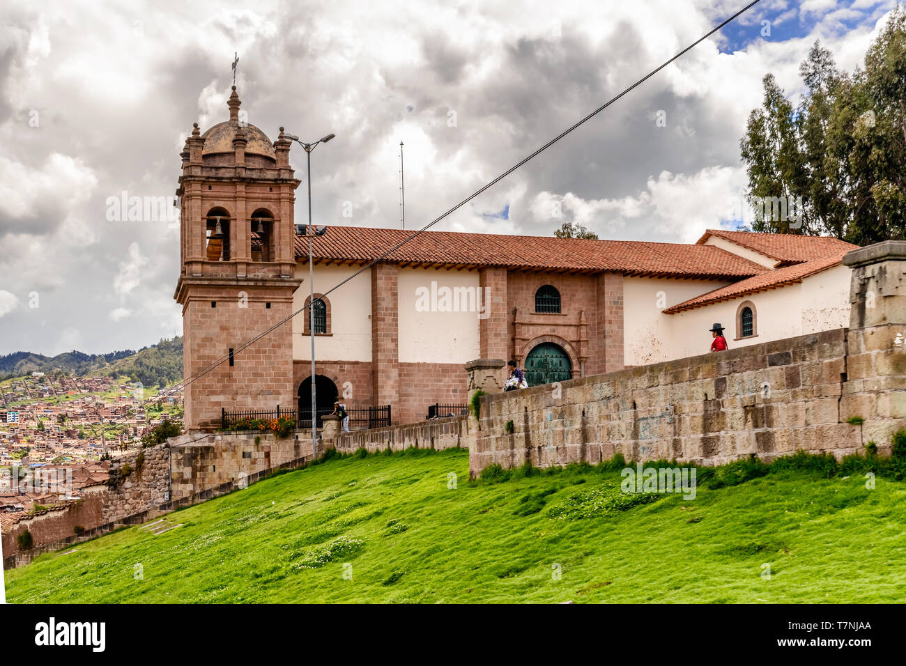 Cusco, Peru - April 3, 2019: Blick auf die Kirche San Cristobal auf dem Hügel über der Stadt Cusco, Peru. Stockfoto