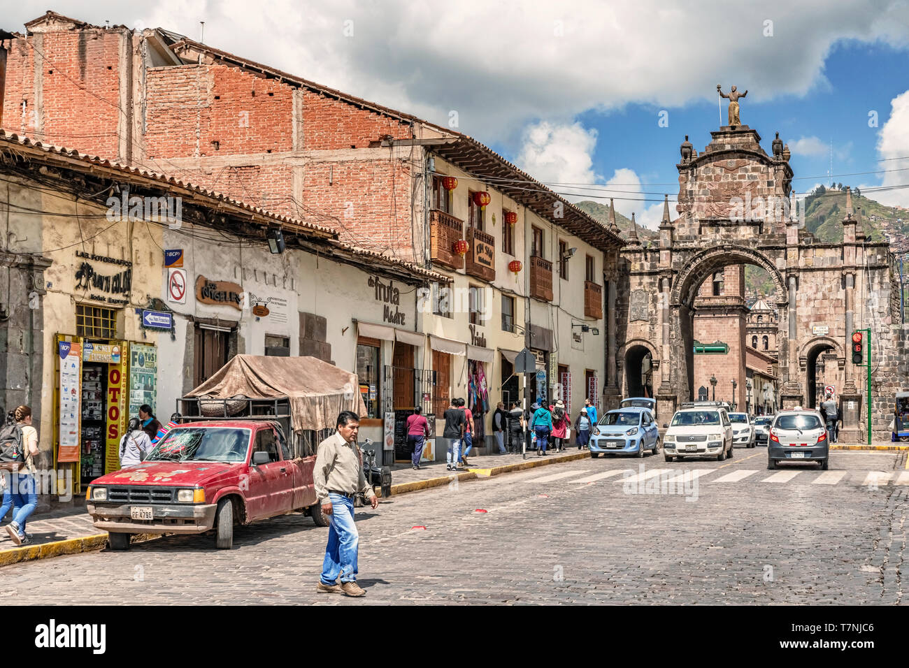 Cusco, Peru - April 9, 2019: Blick in den Verkehr auf der Straße mit alten kolonialen Gebäuden in der Nähe der Plaza de Armas mit einer Kirche im Hintergrund in Cus Stockfoto