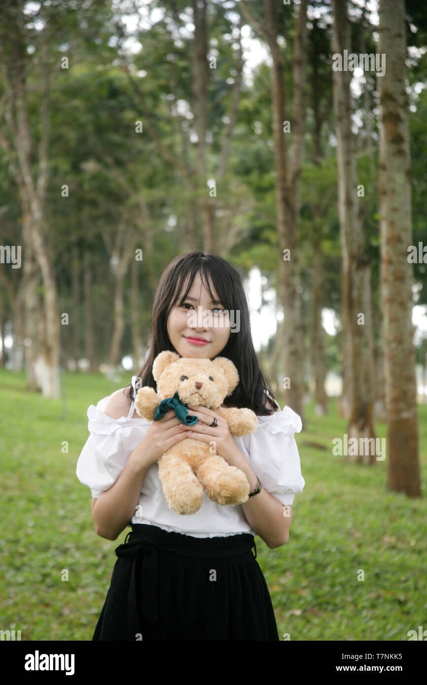 Portrait von schönen Mädchen umarmt einen Teddybären Stockfoto