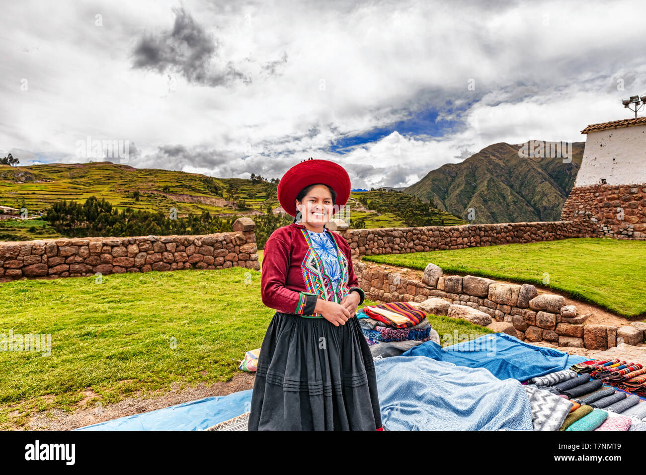 Chinchero, Peru - April 4, 2019: in Chinchero, Peru. lokale Frau Verkauf von traditionellen Peruanischen Kleidung, Textil Handwerk und strickt Waren aus einer Stockfoto