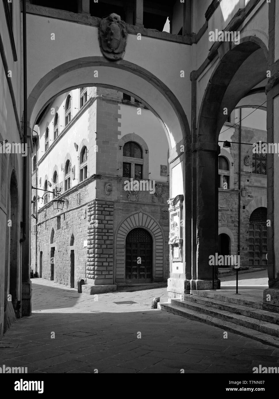 Typische schönen Blick auf die Straße im historischen Zentrum von Arezzo, mit seiner alten Gebäude und Steinbögen im Stil der Renaissance Stockfoto