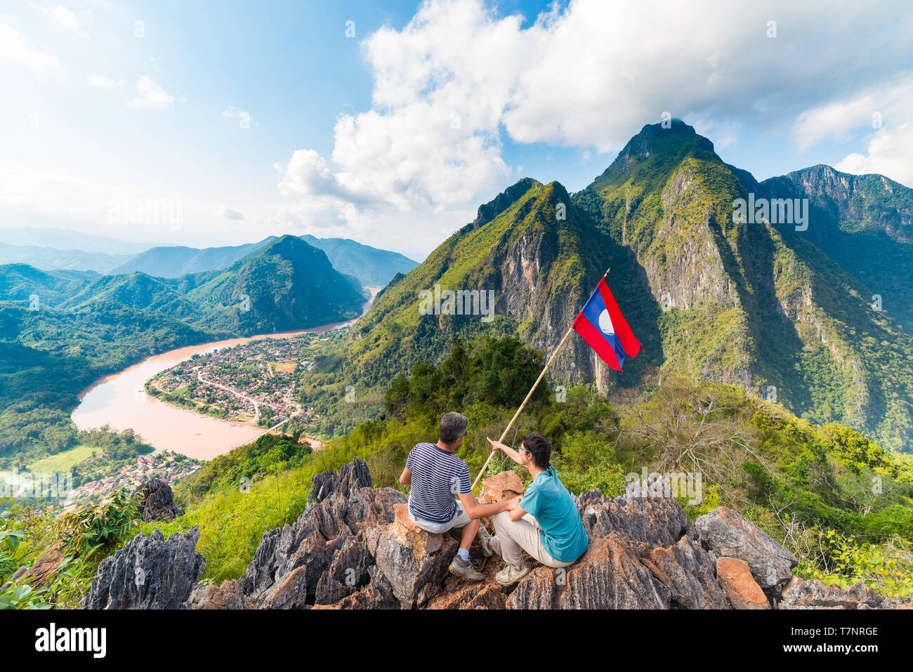 Paar erobern Mountain Top in Nong Khiaw Panoramablick über Nam Ou Fluss Tal Laos National Flagge malerischen Berglandschaft berühmten Reisen Destin Stockfoto