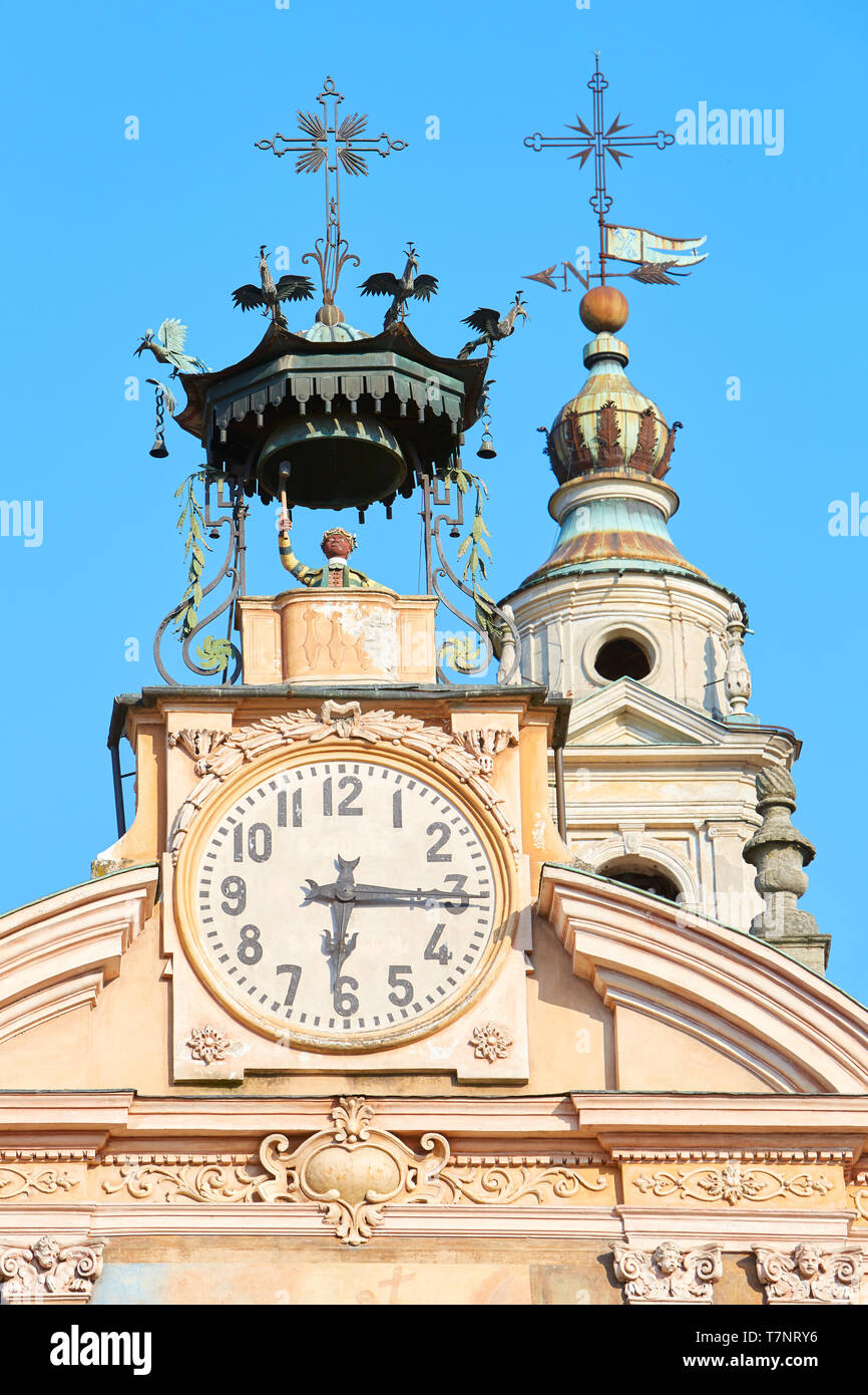 MONDOVI, Italien - 15. AUGUST 2016: St. Peter und Paul Kirche und Glockenturm mit Automat, Sonne und strahlend blauer Himmel in Mondovi, Italien. Stockfoto
