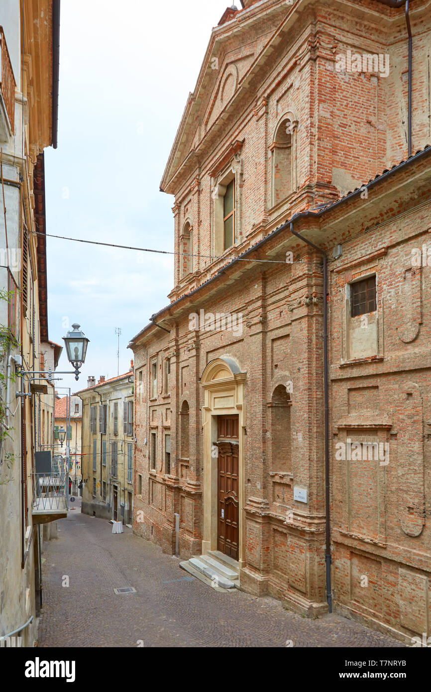 Misericordia Kirche mit roten Ziegeln Fassade in einem Sommertag im oberen Teil von Mondovi Stadt, Italien Stockfoto