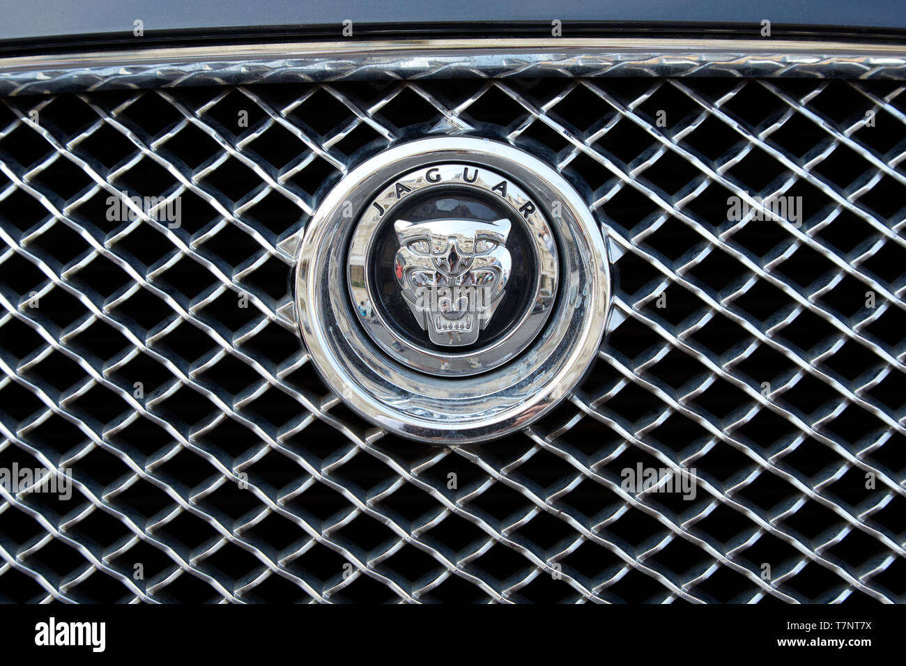 MONTE CARLO, MONACO - 19. AUGUST 2016: Jaguar Luxury Car Silver Logo in einem Sommertag in Monte Carlo, Monaco. Stockfoto