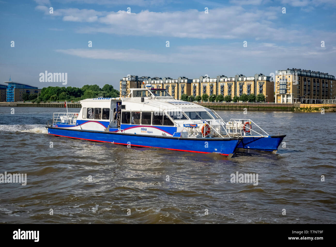 LONDON, Großbritannien - 04. JULI 2018: Thames Clipper River Bus auf der Themse Stockfoto