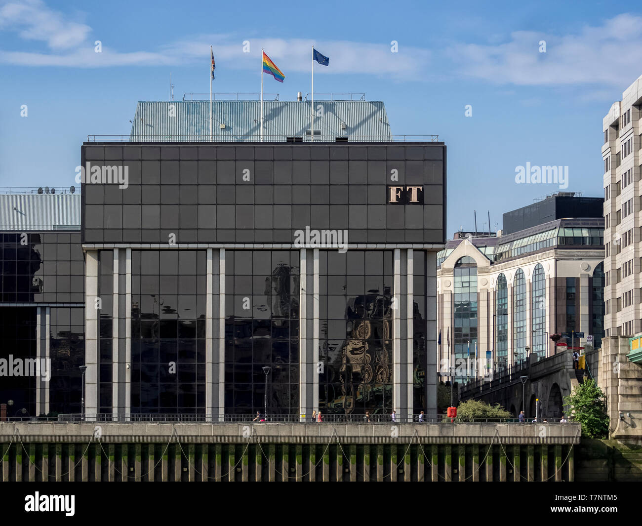 LONDON, Großbritannien - 04. JULI 2018: Das Financial Times (FT) Building von der Themse aus gesehen Stockfoto