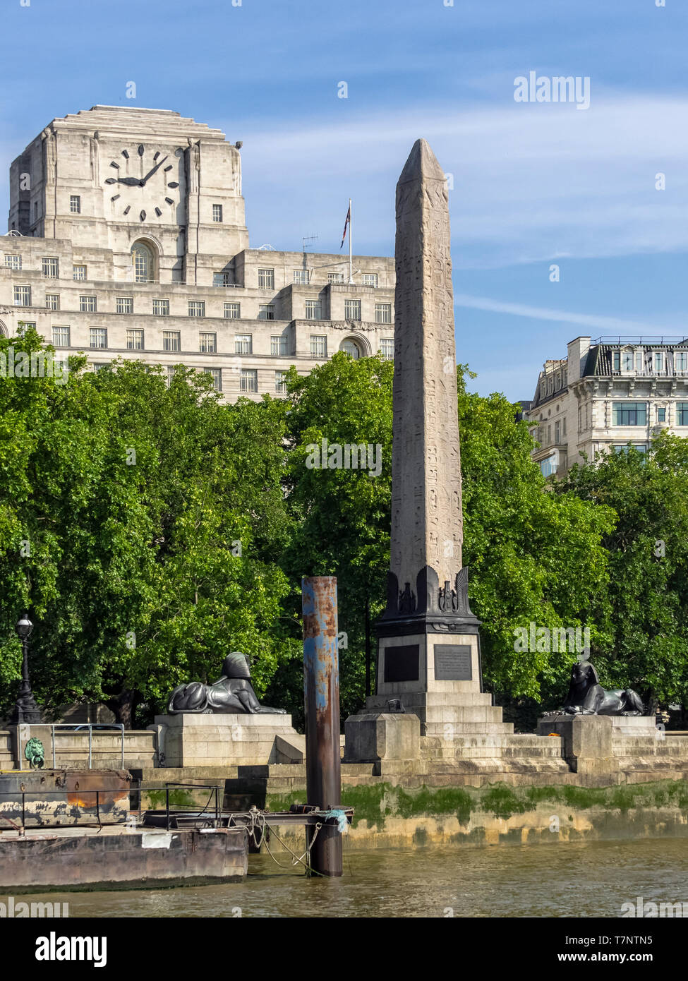 LONDON, Großbritannien - 04. JULI 2018: Victoria Embankment mit Cleopatras Nadel von der Themse aus gesehen mit Shell Mex Gebäude im Hintergrund mit Uhr Stockfoto