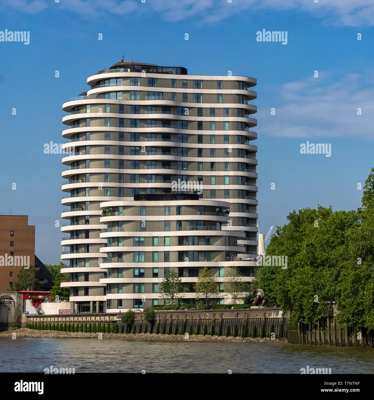 LONDON, Großbritannien - 04. JULI 2018: Außenansicht des Riverwalk Apartment Building in Millbank von der Themse aus Stockfoto