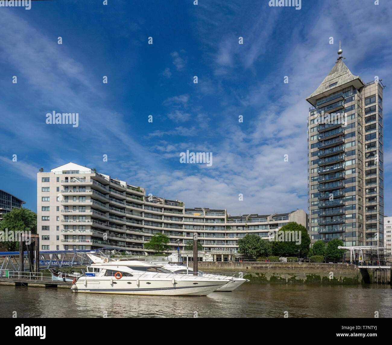 LONDON, Großbritannien - 04. JULI 2018: Blick auf die Chelsea Harbour Marina von der Themse aus Stockfoto