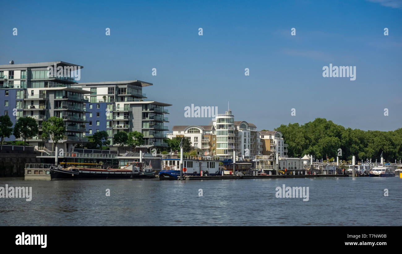 LONDON, Großbritannien - 04. JULI 2018: Boote und Gebäude am Flussufer in Wandsworth an der Themse Stockfoto