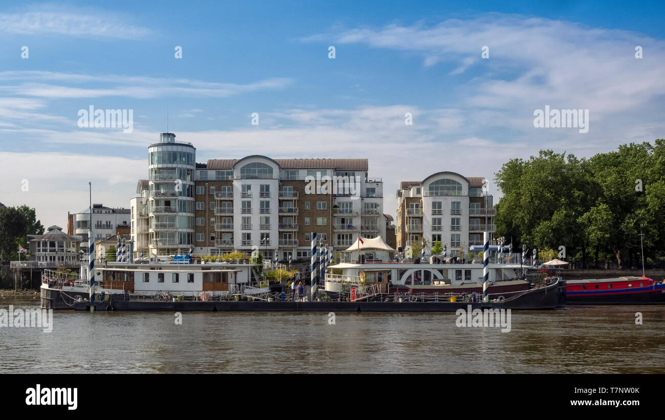 LONDON, Großbritannien - 04. JULI 2018: Boote und Gebäude am Flussufer in Wandsworth an der Themse Stockfoto