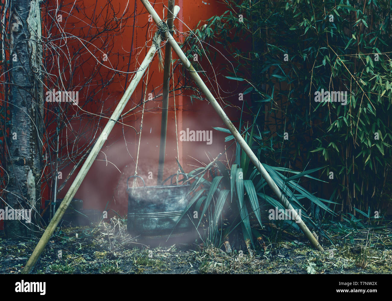 Rauchen Kessel in der Dunkelheit, Camping Ausrüstung, Halloween und Hexerei Stockfoto