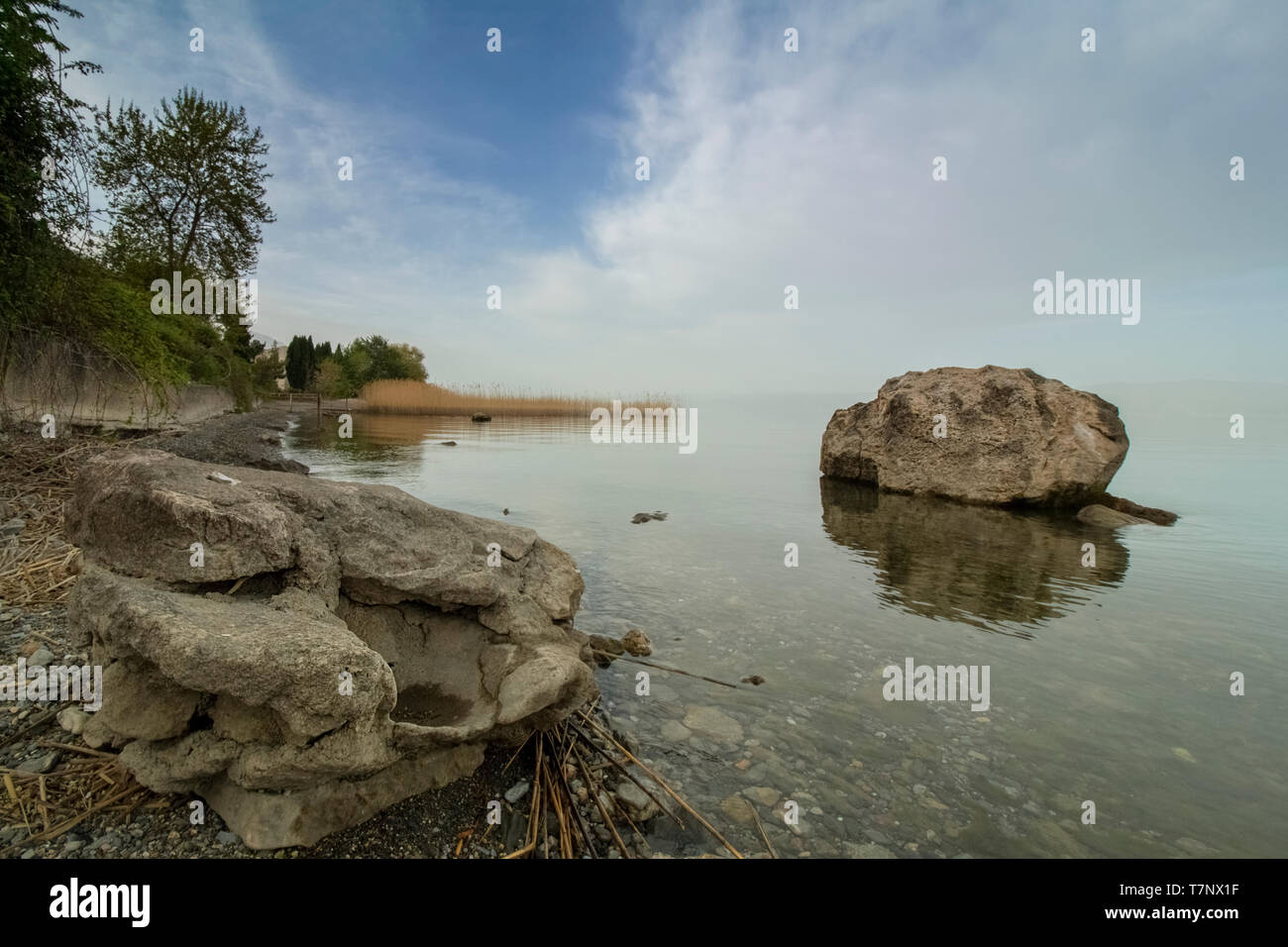 Milchig-trübe Himmel über den Ohridsee mit zwei Felsen, die wie Fabelwesen. Landschaft. Stockfoto